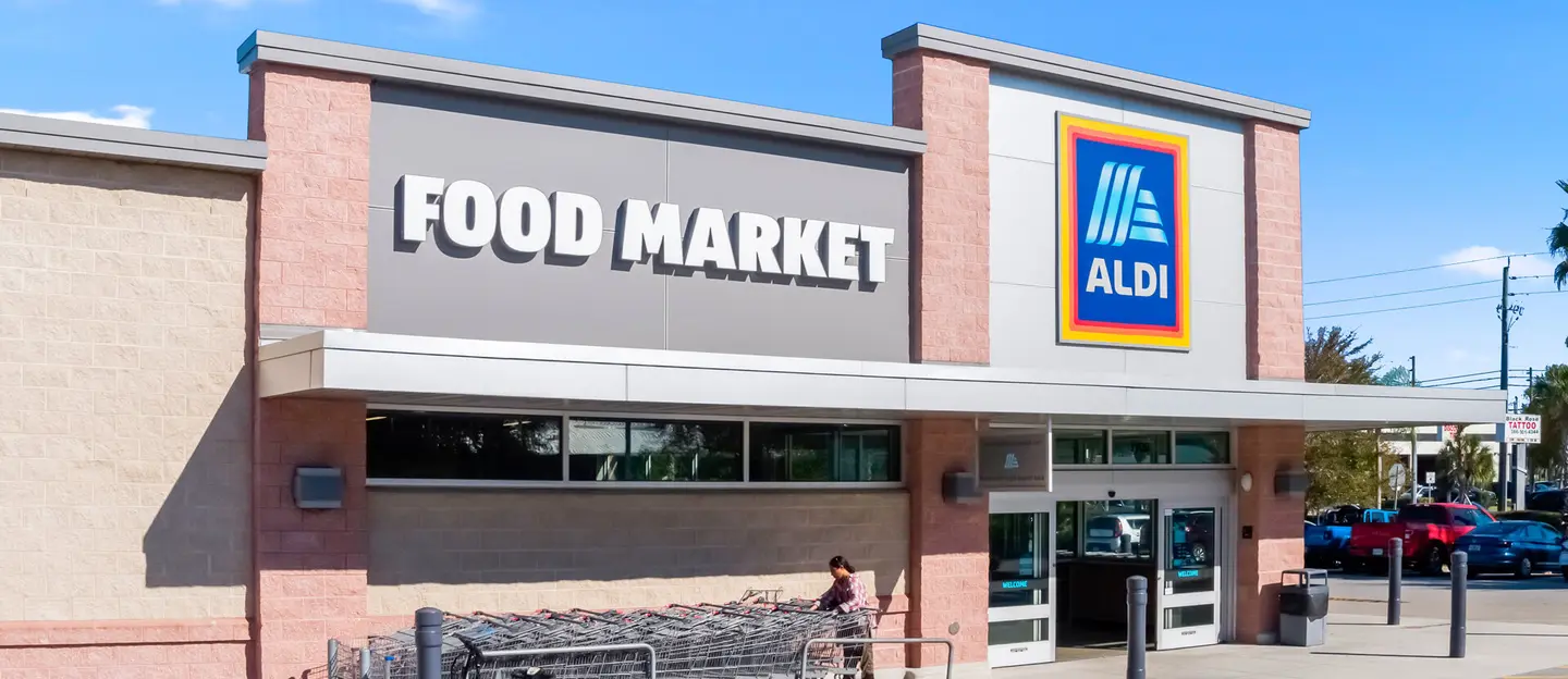outside of aldi food market showcasing a net lease possibility