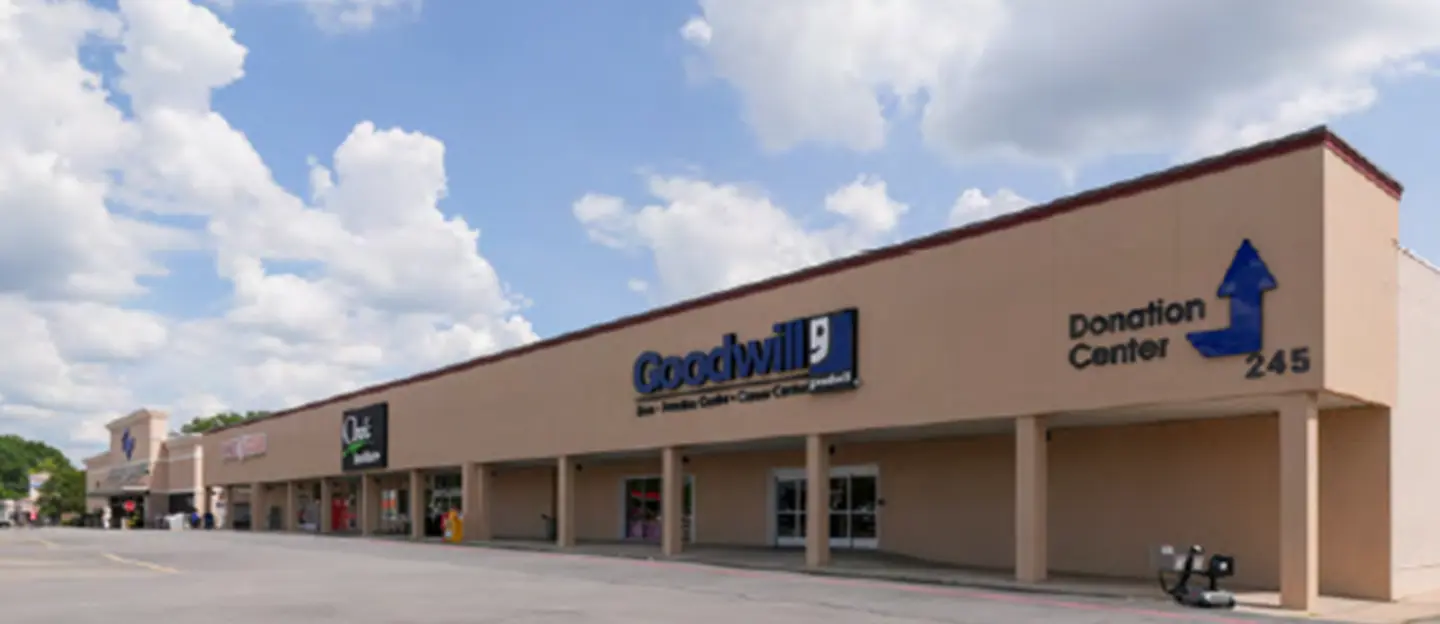 Oak Street Shopping Center - Shopping Center Debt 11-08 | Northmarq