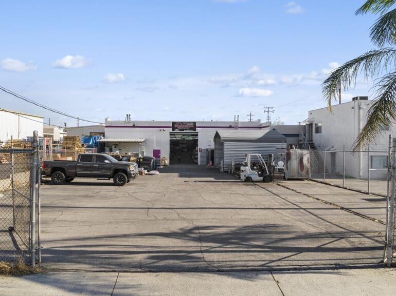 Single-tenant flex/showroom