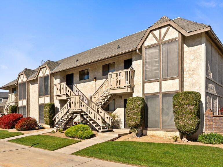 1550 W. Swift Ave., an 18-unit multifamily property in Fresno, CA.