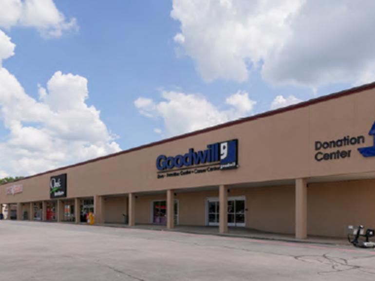 multi-tenant retail property in Conway, AK