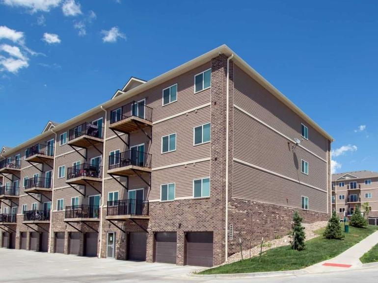 180-unit multifamily property in Urbandale, IA
