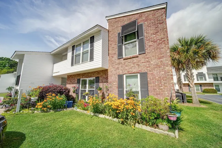 209-unit garden apartment community